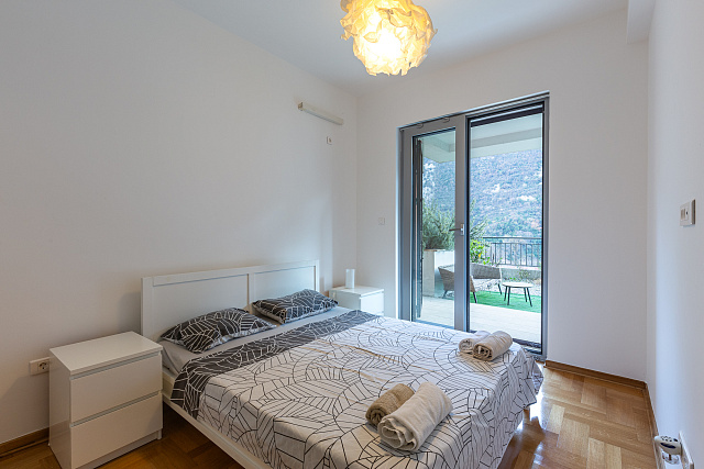Zum Verkauf steht eine dreizimmerige, geräumige und helle Wohnung im schönsten Teil Montenegros — photo 9